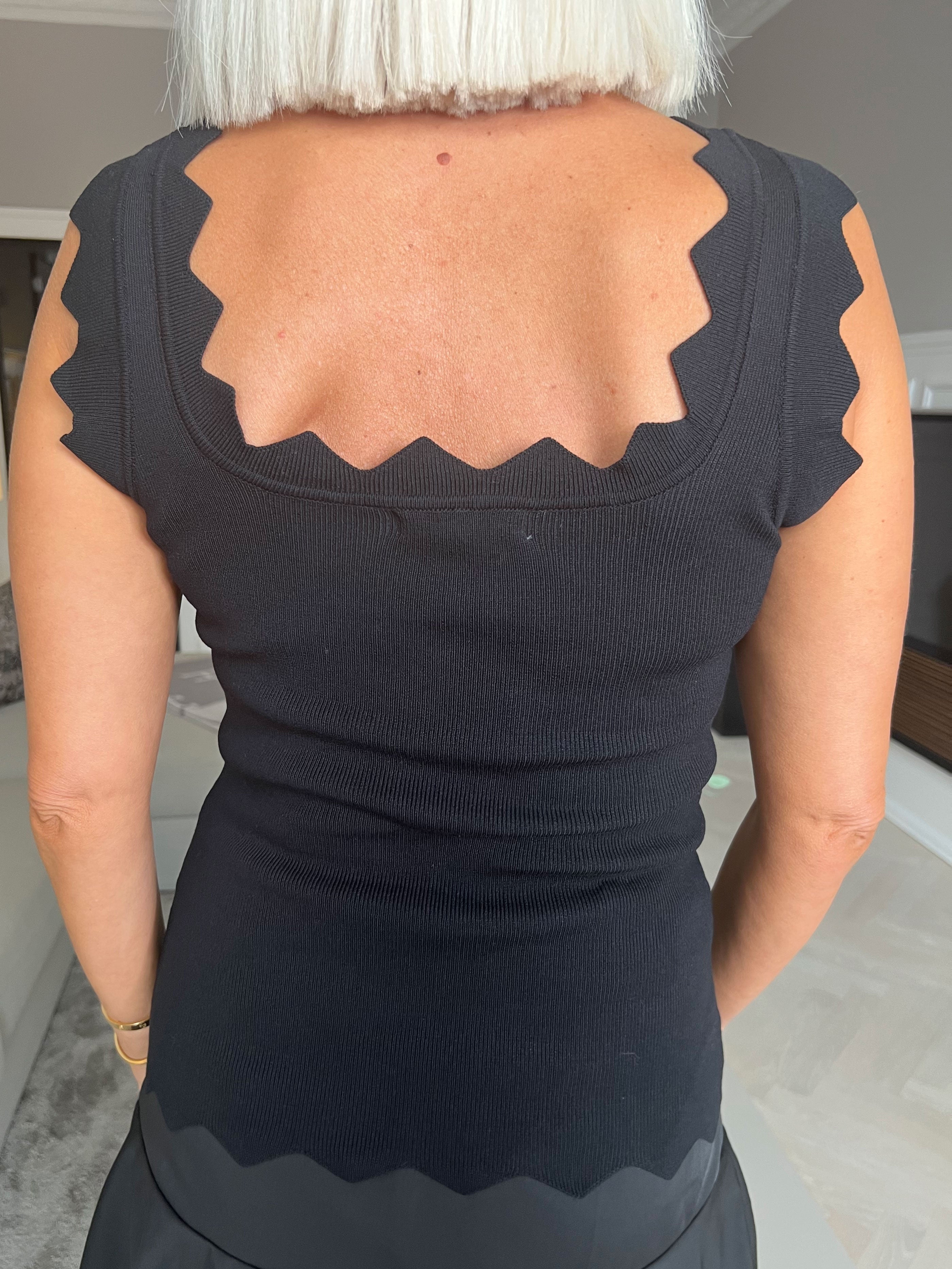 Esta - Söt blus med sicksackkanter